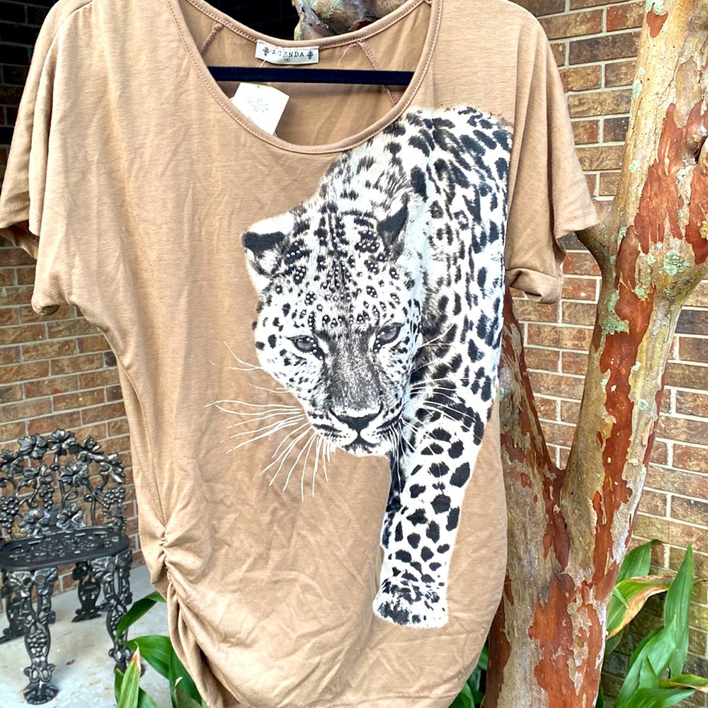 Cute top with scrunched waist looks good with black leggings or jeans